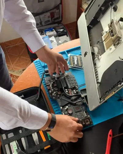 iMac abierto durante la instalación de un SSD y memoria RAM